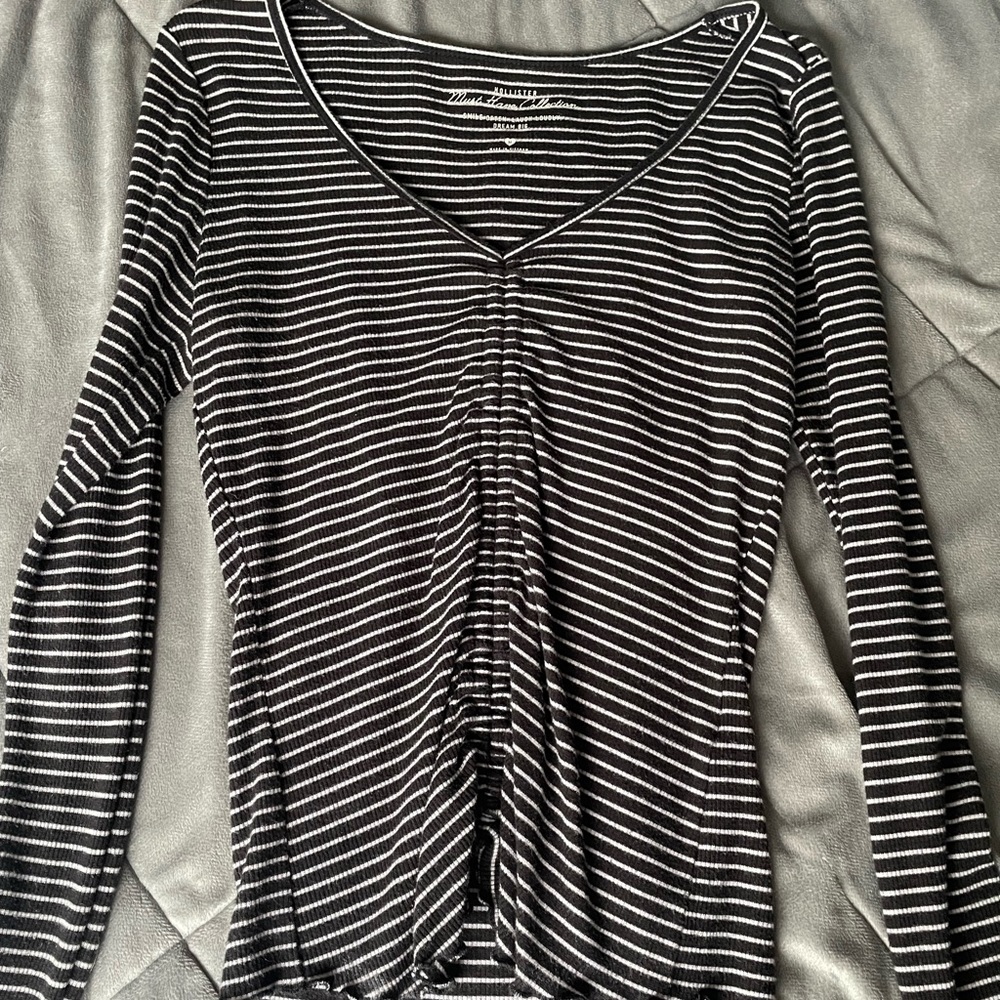 Hollister must have collection long sleeve with lettuce cut